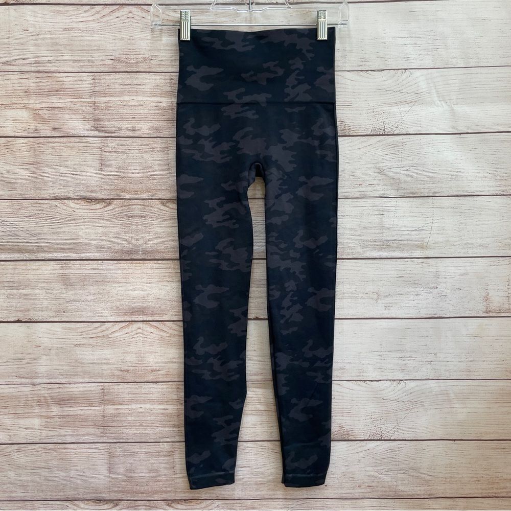 SPANX CAMOUFLAGE LEGGINGS IN‎ GRAY